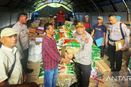 Kapolresta Ambon salurkan bansos Kemensos di Kecamatan Pulau Haruku, begini penjelasannya