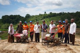 Pupuk Kaltim salurkan bantuan "Smart Green House" bagi petani binaan
