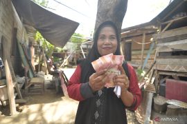 Jokowi says BLT-BBM distribution running well