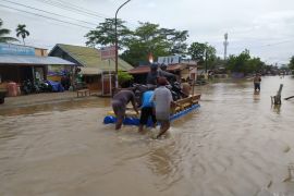 Korban banjir di Kota Bengkulu sediakan rakit ojek