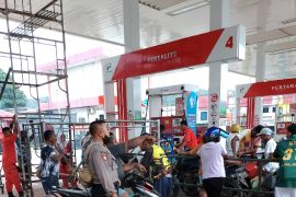 Polisi bersiaga di SPBU Manokwari terkait isu kenaikan BBM