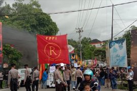 Mahasiswa Mamuju duduki SPBU tolak kenaikan harga BBM