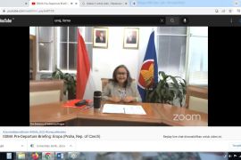 Melalui program IISMA, tiga mahasiswa Unej berangkat ke tiga negara