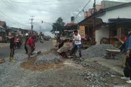 Masyarakat Nagari Andaleh gotong royong perbaiki jalan Payakumbuh-Lintau