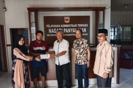 Tokoh perempuan Minang bantu korban kebakaran di Panyalaian