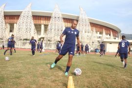 Pemain Persipura Ricardo Salampessy kantongi sertifikat pelatih A AFC