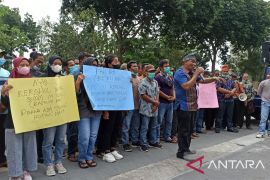 Diduga ada mafia yang menyerobot hutan kawasan produksi, ratusan masyarakat Rohul kepung Kejati Riau