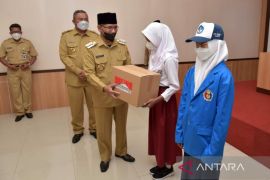 Pemkab Boyolali salurkan 660 paket alat sekolah bagi siswa tak mampu
