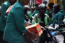 Wakili kerasahan hati, Driver Ojol Aceh bagi minuman ke massa tolak kenaikan BBM
