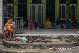 Pengungsi Banjir di Sigi Menumpang di Masjid Page 3 Small