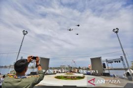 Prajurit TNI AU latihan terbang dengan pesawat tempur Sukhoi di lokasi F8 Makassar