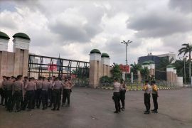 Ribuan anggota polisi jaga demo depan gedung DPR