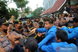 Demonstrasi mahasiswa tolak kenaikan harga BBM di Jombang