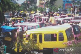 Tarif angkutan umum di Karawangnaik pasca-kenaikan harga BBM