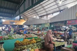 Harga BBM naik, harga bahan pokok di Situbondo relatif stabil