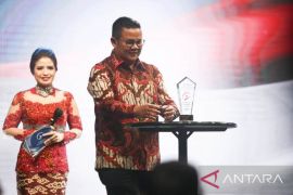 Bupati Bangka Selatan terima penghargaan Indonesia Visionary Leader