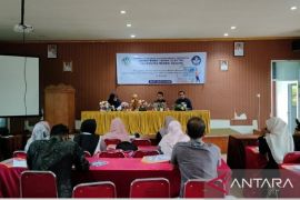 Dosen UNP beri pelatihan PTK dan publikasi artikel ilmiah kepada guru SLTA wilayah VII Sumbar