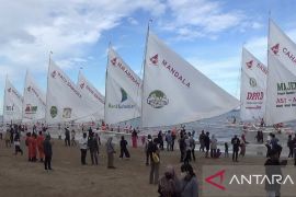 Wali Kota Balikpapan  sambut kedatangan parade perahu sandeq