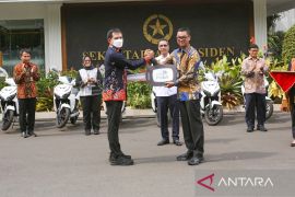 Dukung transisi energi bersih, PLN serahkan sertifikat energi terbarukan untuk lima Istana Kepresidenan