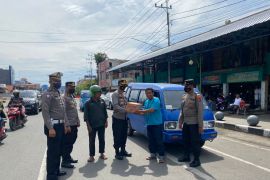 Polres Payakumbuh bagikan bansos untuk masyarakat terdampak penyesuaian harga BBM