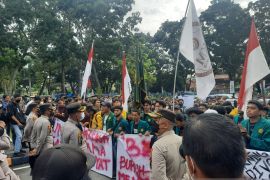 Demo penolakan kenaikan BBM di DPRD Riau berlanjut, sempat ricuh