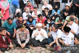 Ribuan mahasiswa gelar aksi tolak kenaikan BBM di DPRD Sumbar