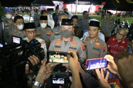 Kapolda Sumbar tebar ribuan paket bantuan sosial di Mentawai