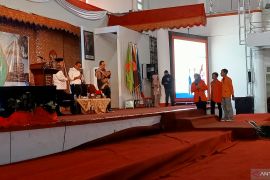 Menteri Investasi Bahlil Lahadalia  bantu modal pengusaha abon belut di Jambi