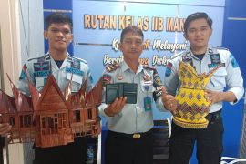 Rutan Maninjau Agam latih warga binaan membuat kerajinan tangan