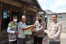 Polres Bangka Tengah bagikan 200 paket bahan pokok