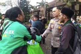Kurangi dampak penyesuaian harga BBM, Polres Malang salurkan sembako