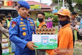 Polresta Padang bagikan 50 paket bahan pokok bantu warga terdampak penyesuaian harga BBM