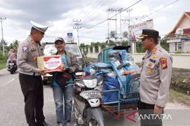 Dapat sembako dari Polres Meranti, masyarakat merasa diringankan bebannya