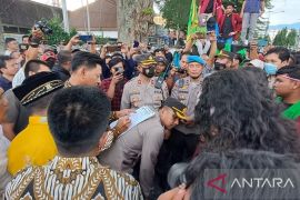 Salut, Kapolres Tapsel relakan punggungnya untuk bubuh tandatangan