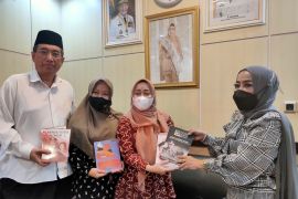 Perpustakaan Daerah Kalsel terima buku karya mantan Gubernur HM Said