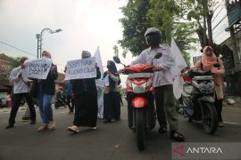 Aksi mahasiswa dorong motor