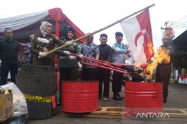 Kejari Garut musnahkan barang bukti bendera NII terkait kasus makar