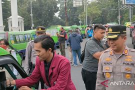 Polresta Bogor bagikan 100 paket sembako kepada sopir angkot dan ojek online