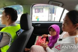 Pemulung ini dijemput patwal untuk terima uang tunai