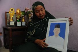Ibu korban tunjukkan foto putranya almarhum AM diduga korban penganiayaan di Ponpes Gontor Page 1 Small