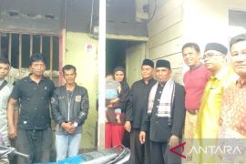 Tokoh masyarakat Birugo Bukittinggi bantah warganya hanya punya baju tiga lembar dan tak makan