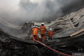 Kebakaran gudang lampu di Surabaya