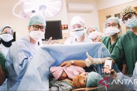 Ketua Komisi I DPR Meutya Hafid  lahirkan anak pertama