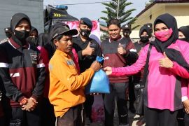 BBM naik, Polres Gayo Lues gandeng mahasiswa salurkan sembako