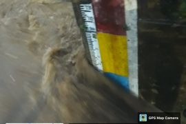 Bendung Empang Kota Bogor aliran Sungai Cisadane siaga 2 banjir di Tangerang