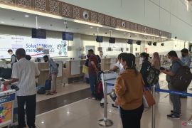 Penumpang pesawat di Bandara Syamsudin Noor menurun