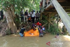 Polres selidiki mayat mengapung di sungai