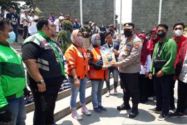 Polres Kediri bantu beras pengemudi ojek terdampak BBM