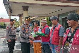 Polres Bangka Barat salurkan bantuan beras kepada para tukang ojek
