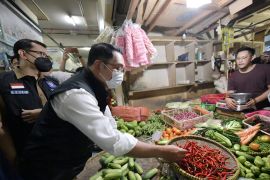 Kunjungi Pasar Baltos, Ridwan Kamil sebut harga sembako stabil pasca penyesuaian tarif BBM